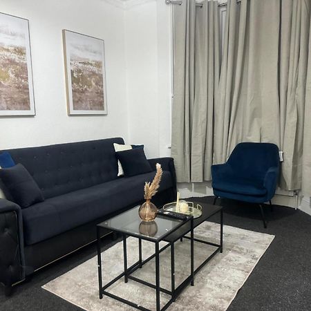 House By Araminta Houslow Apartamento Hounslow Exterior foto
