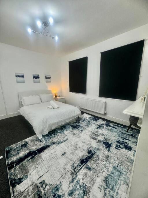 House By Araminta Houslow Apartamento Hounslow Exterior foto