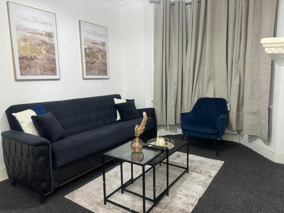 House By Araminta Houslow Apartamento Hounslow Exterior foto